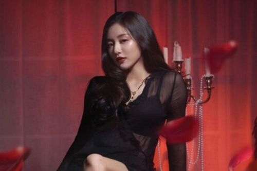 Jihyo (TWICE) gây sốt với bộ ảnh táo bạo, khoe vóc dáng săn chắc đầy cuốn hút