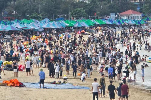 Khách du lịch ùn ùn đổ về Cát Bà, Đồ Sơn
