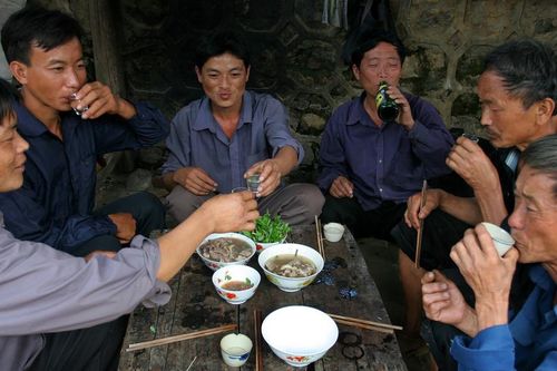 Những bà bán rượu ở chợ phiên Tây Bắc