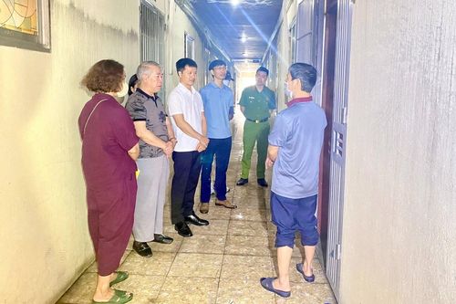 Thăm hỏi gia đình có căn hộ chung cư cháy trong đêm