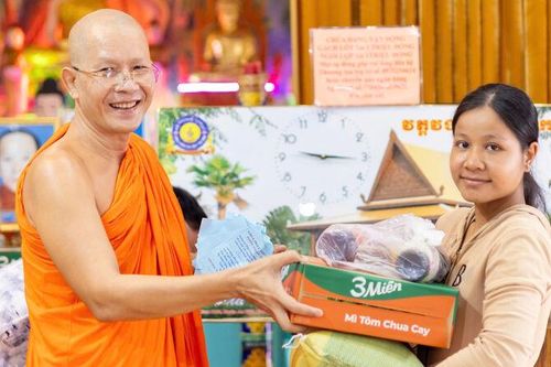 Chùa Thứ Năm trao tặng 220 suất quà cho người dân xã Đông Thái