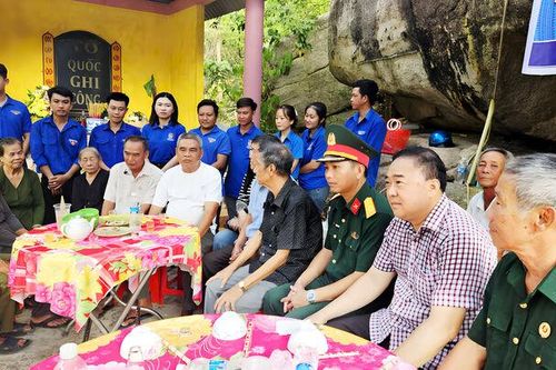 Ba Chúc họp mặt tại hang Chi bộ - địa chỉ đỏ gắn liền với lịch sử đấu tranh cách mạng kiên cường của địa phương