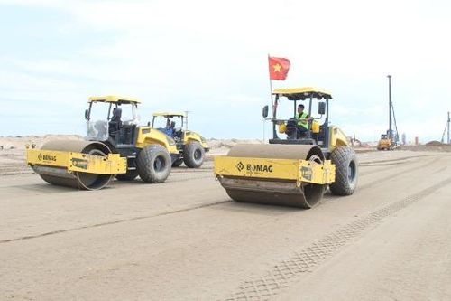 Thi công '3 ca 4 kíp', bám công trường sân bay xuyên lễ