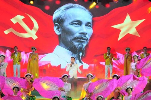 Trình diễn chương trình nghệ thuật 'Tuổi trẻ với tình yêu Đà Nẵng'