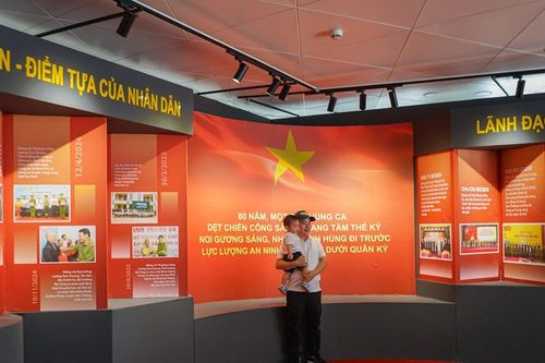 Nhiều trải nghiệm đặc sắc tại triển lãm '80 năm An ninh nhân dân - Lá chắn bình yên'