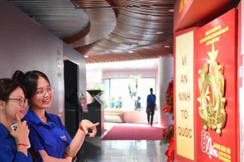 Đông đảo người dân, du khách tham quan, trải nghiệm chuỗi sự kiện 'Tổ quốc bình yên'