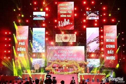 Hàng ngàn người dân nô nức tham dự chương trình nghệ thuật mừng Đại lễ 30-4 và sự kiện thành lập thành phố Đồng Nai