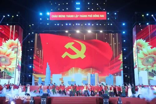 Phường Bình Phước sôi nổi chương trình nghệ thuật và bắn pháo hoa chào mừng thành lập thành phố Đồng Nai