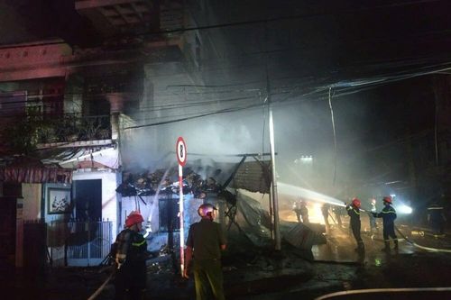 Đồng Tháp: Kịp thời dập tắt vụ cháy vựa phế liệu trong đêm
