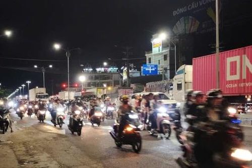 Dòng người tấp nập về quê dịp Lễ, lưu lượng giao thông tăng cao