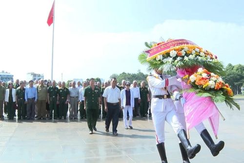 Ban liên lạc những người kháng chiến tỉnh Gia Lai dâng hoa báo công với Bác Hồ