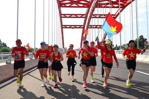Gia Lai: Hàng trăm VĐV chạy bộ chào mừng Ngày thống nhất đất nước 30-4