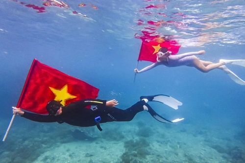 Check-in dưới biển cùng cờ Tổ quốc, giới trẻ Gia Lai lan tỏa tình yêu biển đảo