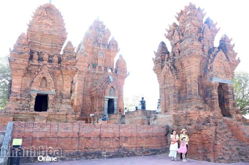 Nhộn nhịp khách tham quan Tháp Pô Klong Garai dịp lễ 30-4 và 1-5