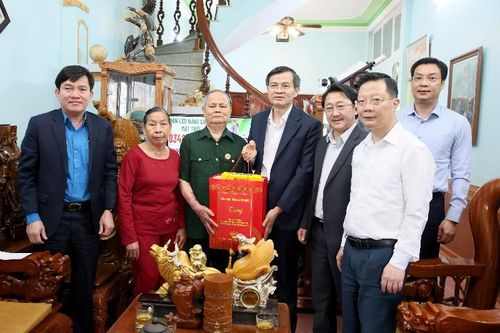 Đoàn công tác lãnh đạo Đảng, Nhà nước thăm, tặng quà gia đình chính sách, hộ nghèo, người lao động có hoàn cảnh khó khăn trên địa bàn tỉnh Lai Châu
