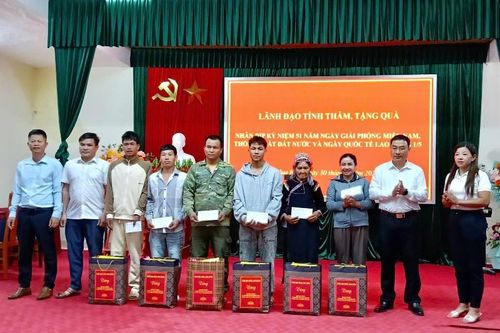 Đồng chí Tống Thanh Bình thăm, tặng quà gia đình chính sách, hộ nghèo nhân dịp 30/4 – 1/5