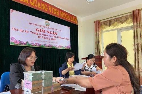 Giải ngân vốn Quỹ Hỗ trợ nông dân cho hội viên tại xã Tân Uyên