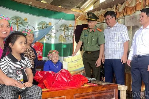 Tỉnh Lào Cai tặng quà gia đình chính sách, hộ khó khăn tại xã Tú Lệ