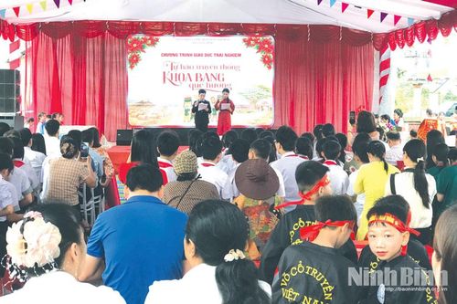 Khơi dậy lòng tự hào dân tộc cho học sinh, sinh viên
