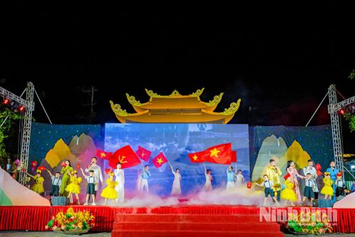 Rộn ràng Chương trình nghệ thuật 'Thái Vi - Âm vọng non ngàn' tại bến thuyền Tam Cốc