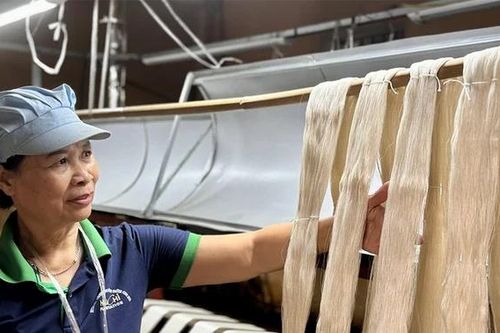 Độc đáo làng nghề ươm tơ, dệt lụa