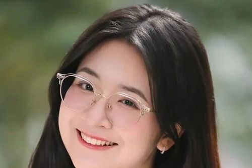 Nữ sinh Trường THPT Chuyên Vĩnh Phúc nhận thư mời học bổng từ 11 trường đại học