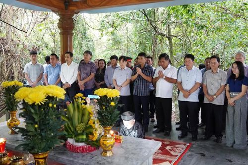 Dâng hương tại Thác Bụt, mở màn cho các hoạt động của Hội Rằm tháng Ba Minh Hóa