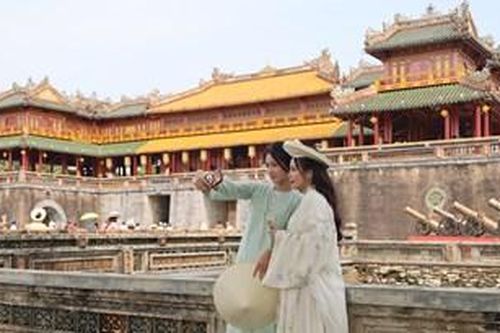 Cố đô rộn ràng bước chân du khách
