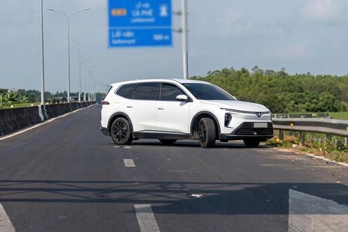 Tài xế liều lĩnh quay đầu ô tô trên cao tốc