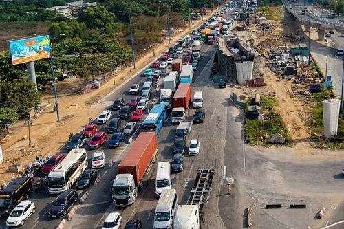 Ngày đầu nghỉ lễ 30/4, cửa ngõ phía Đông TP.HCM ùn tắc nhiều giờ, xe nối dài hàng kilomet