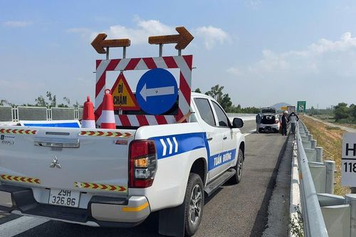 Dòng xe đổ về cao tốc qua Gia Lai vừa khai thác, hỗ trợ kịp thời phương tiện gặp sự cố
