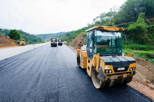 Rộn ràng công trường cao tốc thi công xuyên lễ để về đích sớm