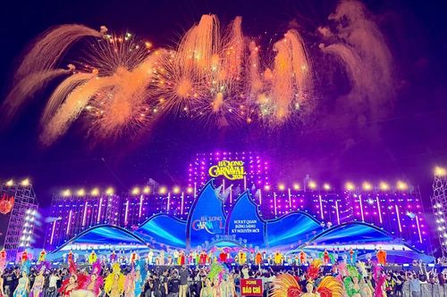 Carnaval Hạ Long 2026 rực rỡ sắc màu, khuấy động đêm hội bên bờ di sản