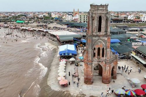 Hàng nghìn du khách kéo về nhà thờ đổ ở Ninh Bình để check-in