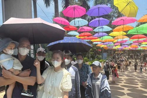 Vườn thú Hà Nội đông vui trong kỳ nghỉ lễ