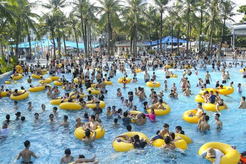 Ngày đầu nghỉ lễ: Đường phố thông thoáng, công viên nước đông kín người