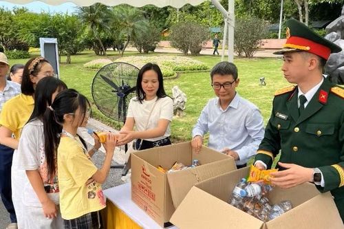 Tặng 45.000 suất quà cho người dân viếng Lăng Bác