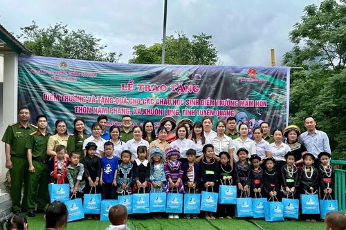Trao tặng điểm trường mầm non tại Tuyên Quang, lan tỏa yêu thương tới học sinh vùng cao