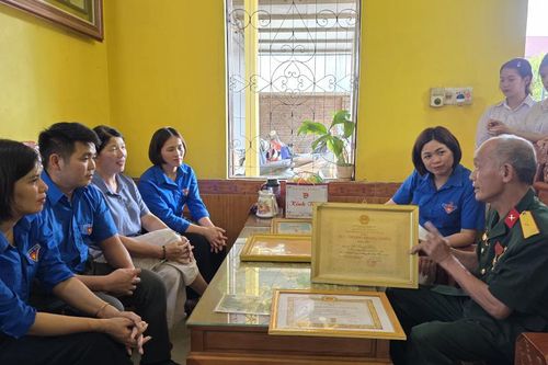 Tuổi trẻ xã Hòa An thăm, tặng quà cựu chiến binh