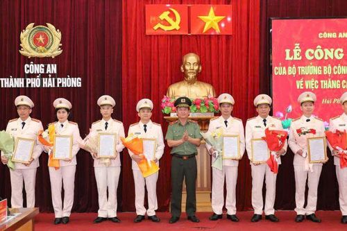Công an TP.Hải Phòng công bố các quyết định thăng cấp bậc hàm đối với sỹ quan nghiệp vụ