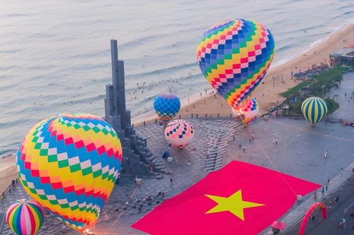Đến Đắk Lắk ngắm tháp Nghinh Phong, bay khinh khí cầu miễn phí
