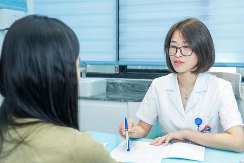 Nằm điều hòa cả tuần, người phụ nữ nhập viện vì amidan đầy mủ