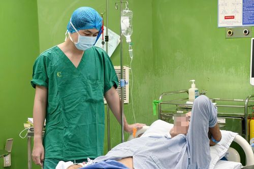Vượt hàng nghìn km, bệnh nhân người Úc trở lại Việt Nam phẫu thuật cột sống