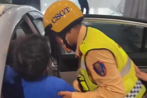 CSGT Đà Nẵng mở đường đưa người đàn ông đi cấp cứu trong đêm