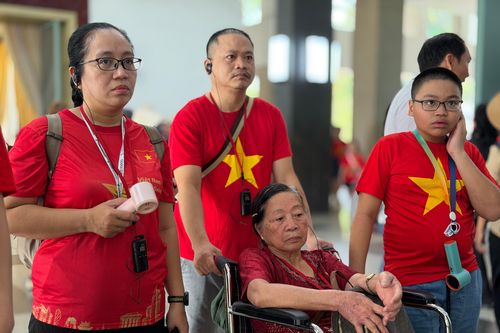 Cụ bà 80 tuổi xúc động thực hiện tâm nguyện cuối đời tại Dinh Độc Lập ngày 30/4