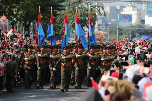 Tri ân cha ông không chỉ bằng vòng hoa, nén hương, mà còn bằng xây đất nước xứng đáng