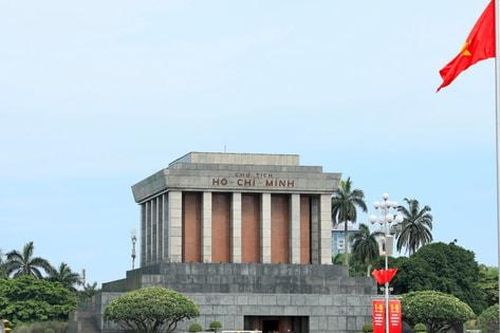 Dòng người thành kính vào Lăng viếng Bác