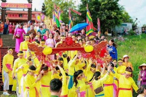 Nghi lễ cấp thủy Lễ hội Tổng Nam Phù gìn giữ mạch nguồn di sản bên sông Hồng