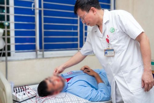 Người đàn ông 40 tuổi bị liệt mặt thừa nhận 1 sai lầm trong lúc nằm điều hòa: Ai có thói quen này cần bỏ ngay