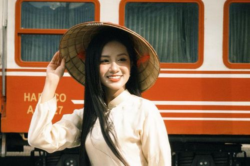 Hoa hậu Hà Trúc Linh gây chú ý ngày 30/4